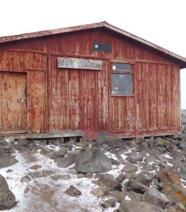 mountain-climbing-kenya-cabin